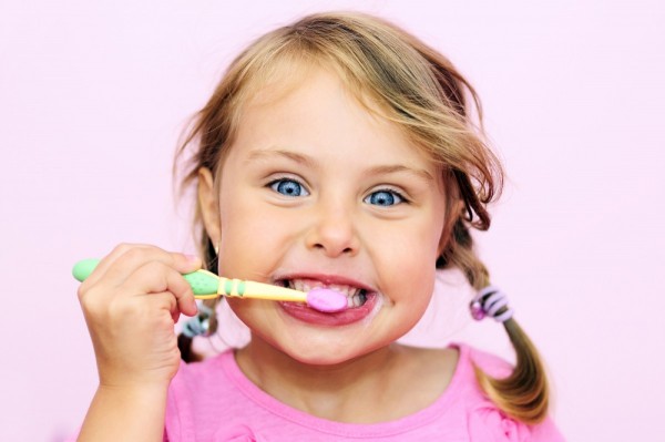 Как приучить ребенка чистить зубы: 6 полезных советов родителям